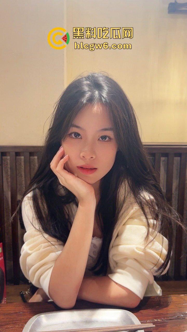 成都高冷白领【胡依然】外表清冷像仙女，床上浪得像小母狗，小哥5天玩到叫床不止！-6