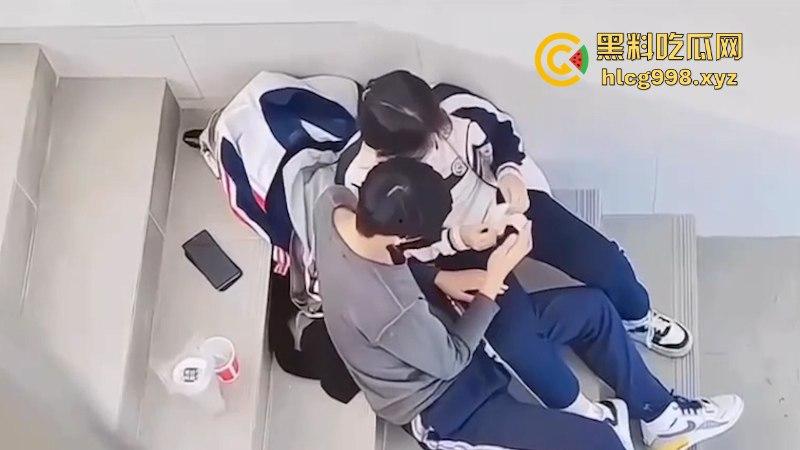 保定学院李梦茹与男友楼道啪啪被偷拍 深情舌吻 脱裤抠穴 年轻就是好啊-12