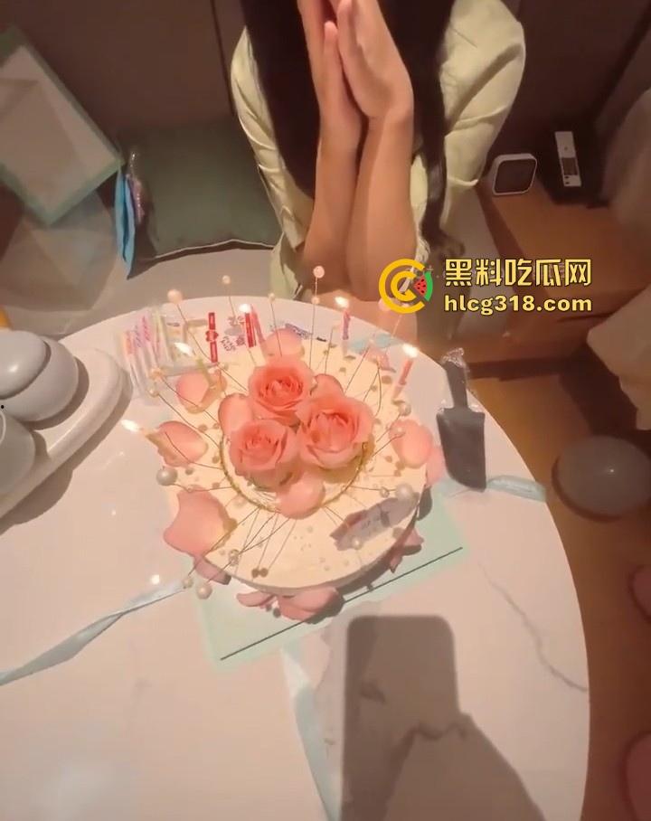 生日当天让姐姐穿上她梦寐以求的婚纱，让她尝试一下在“婚房”潮喷是什么感觉，诱惑感满满！-3