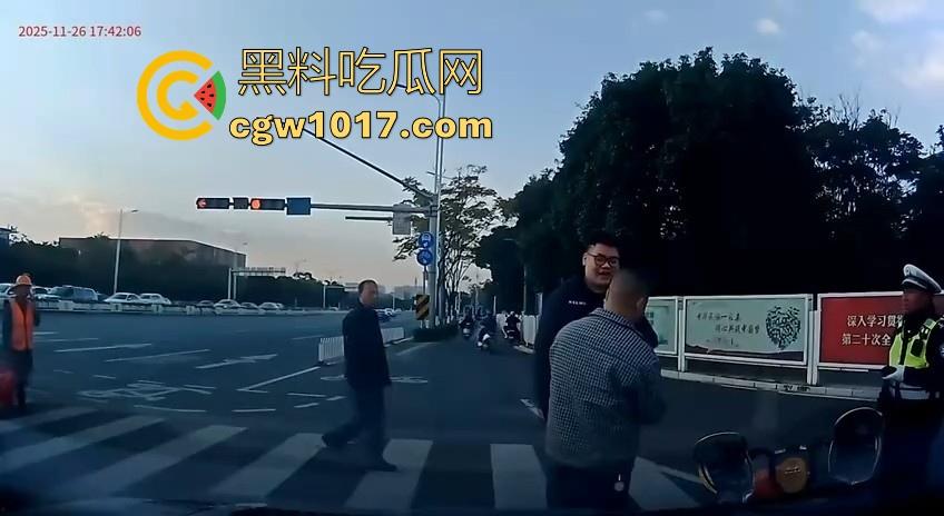 云南街头拳击赛火爆开打！1米8大哥被爆冷击败，旁边还带个穿绿马甲的裁判观赛，能动手就动手好吧！-7