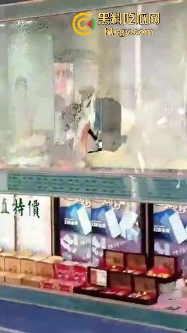 台东银楼持榔头抢劫！狂砸玻璃想抢钱，路过大妈勇拉抢匪配合路人压制，40岁抢匪瞬间被擒！-1