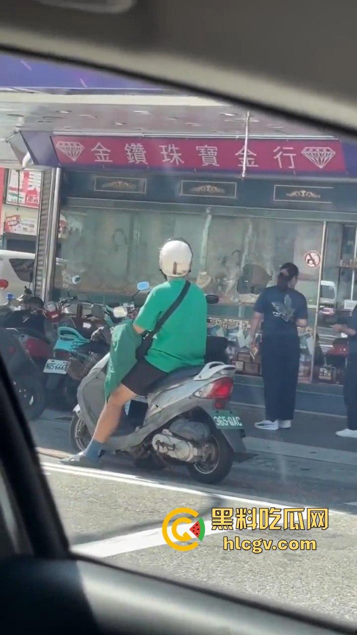 台东银楼持榔头抢劫！狂砸玻璃想抢钱，路过大妈勇拉抢匪配合路人压制，40岁抢匪瞬间被擒！-2