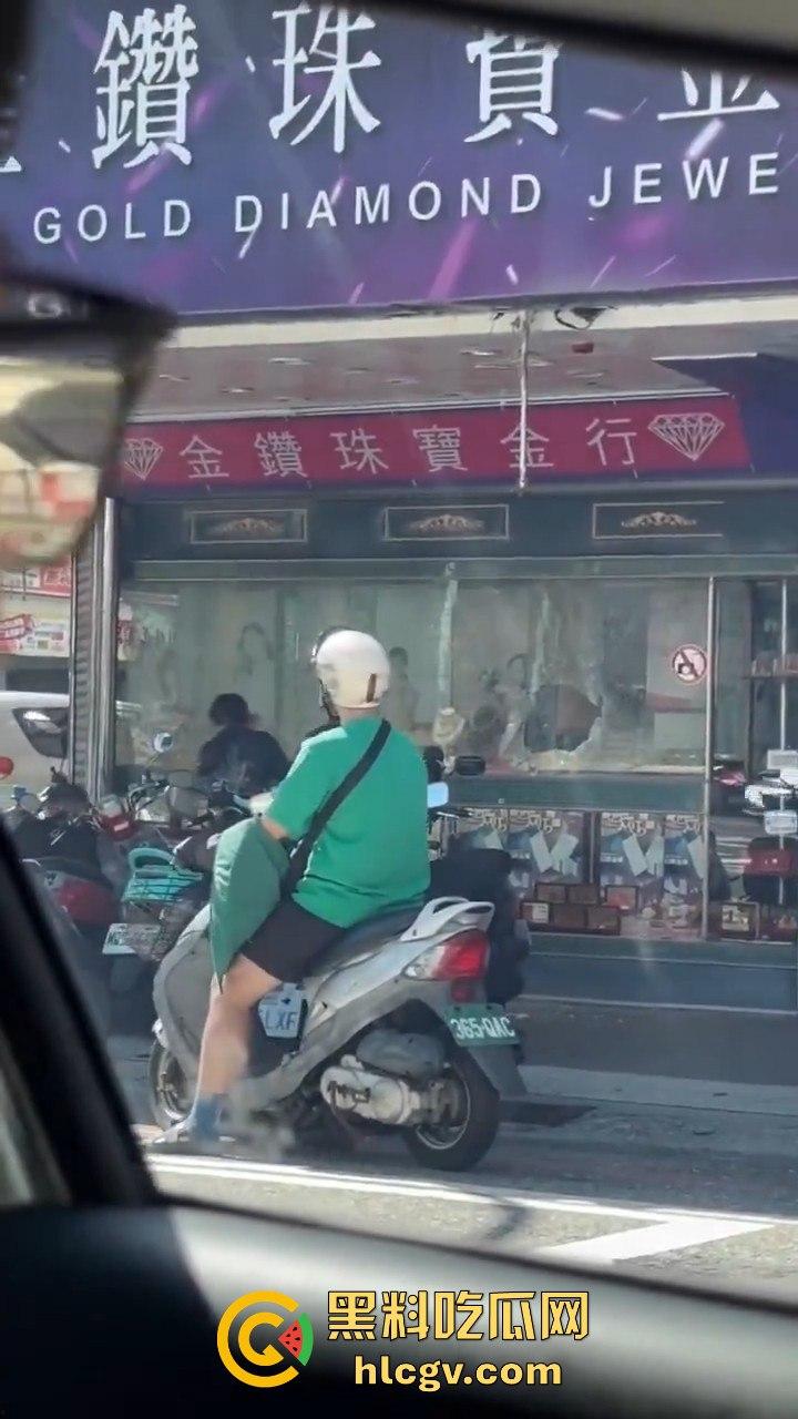 台东银楼持榔头抢劫！狂砸玻璃想抢钱，路过大妈勇拉抢匪配合路人压制，40岁抢匪瞬间被擒！-3