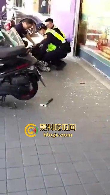 台东银楼持榔头抢劫！狂砸玻璃想抢钱，路过大妈勇拉抢匪配合路人压制，40岁抢匪瞬间被擒！-4