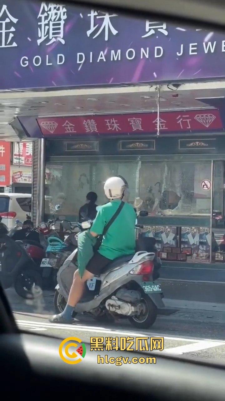 台东银楼持榔头抢劫！狂砸玻璃想抢钱，路过大妈勇拉抢匪配合路人压制，40岁抢匪瞬间被擒！-5