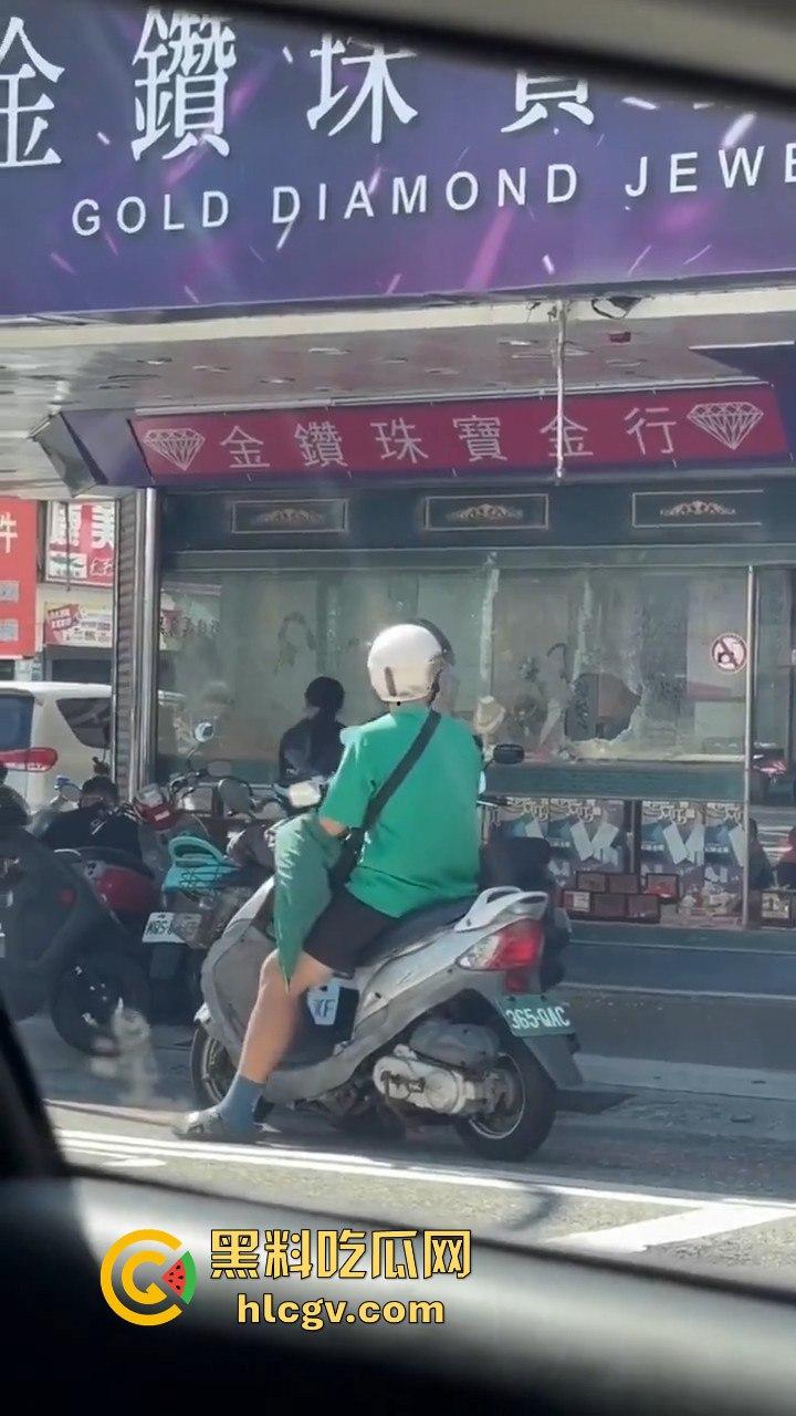 台东银楼持榔头抢劫！狂砸玻璃想抢钱，路过大妈勇拉抢匪配合路人压制，40岁抢匪瞬间被擒！-6