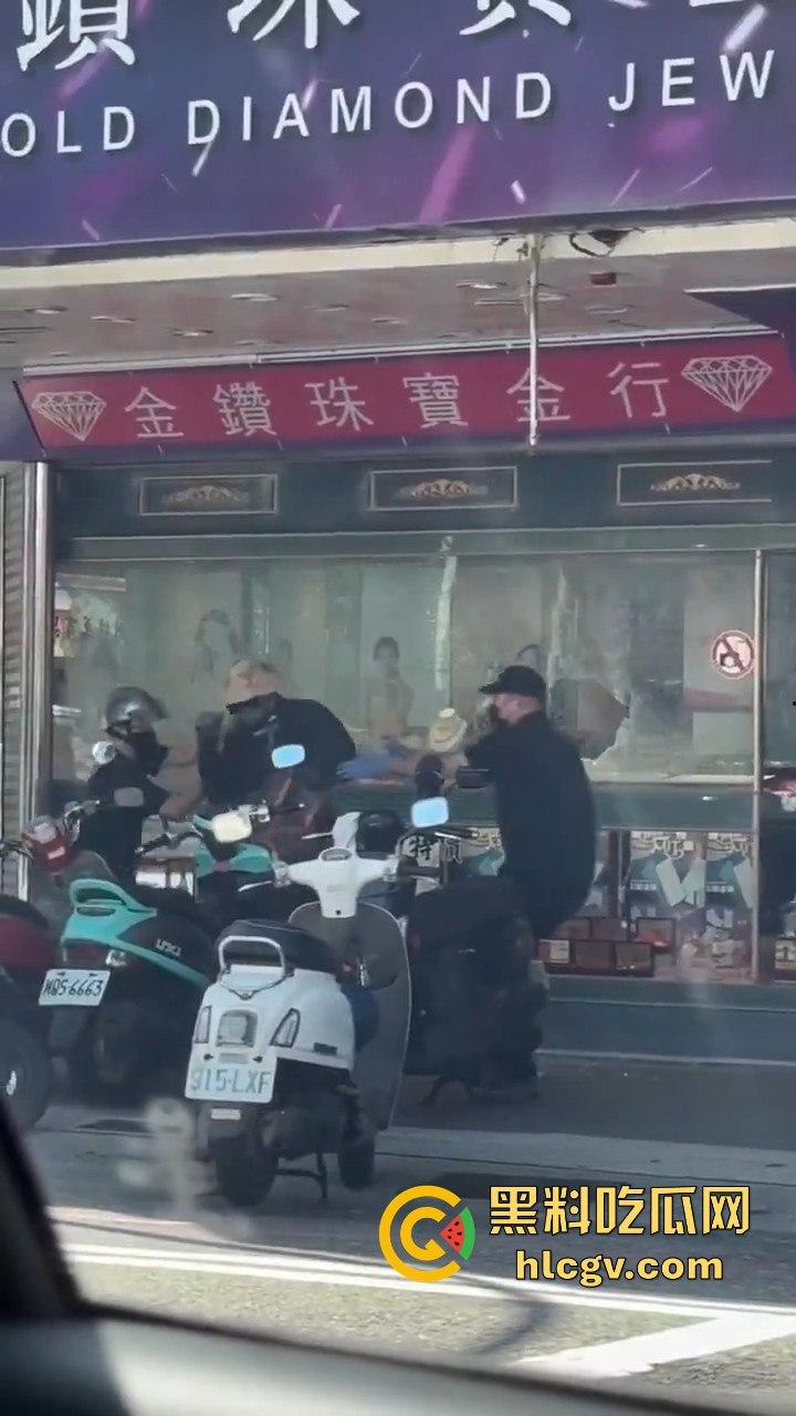 台东银楼持榔头抢劫！狂砸玻璃想抢钱，路过大妈勇拉抢匪配合路人压制，40岁抢匪瞬间被擒！-8