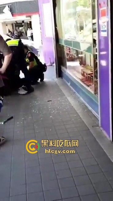 台东银楼持榔头抢劫！狂砸玻璃想抢钱，路过大妈勇拉抢匪配合路人压制，40岁抢匪瞬间被擒！-11