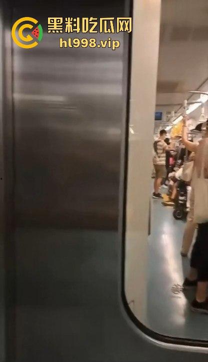 巨乳OL妹妹高铁卫生间开直播!现场揉G奶,为出差通勤找乐子!-1