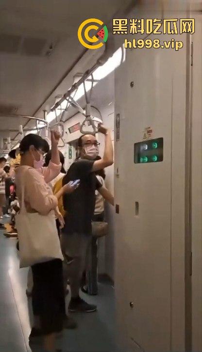 巨乳OL妹妹高铁卫生间开直播!现场揉G奶,为出差通勤找乐子!-2