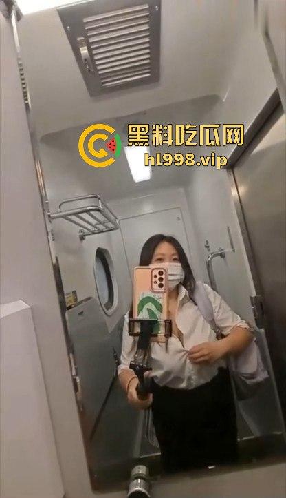 巨乳OL妹妹高铁卫生间开直播!现场揉G奶,为出差通勤找乐子!-4
