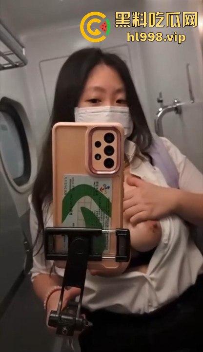 巨乳OL妹妹高铁卫生间开直播!现场揉G奶,为出差通勤找乐子!-6