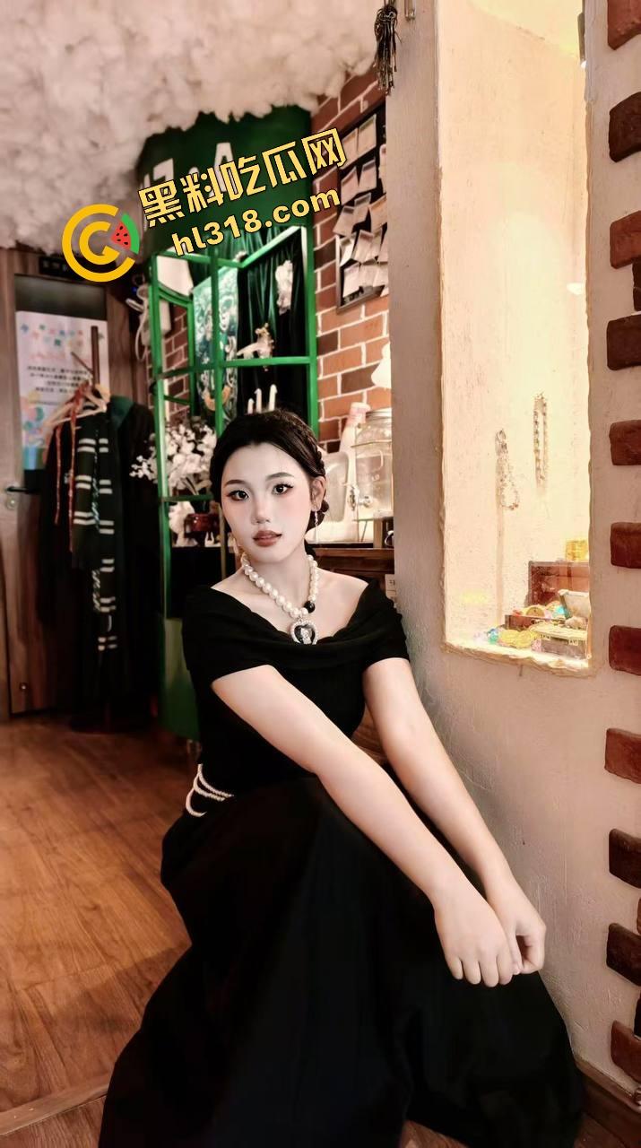 女友出差我带她闺蜜回家，小骚逼喝多还玩手机不让操，直接撕开内裤无套硬上，一插进去立马变乖了！-3