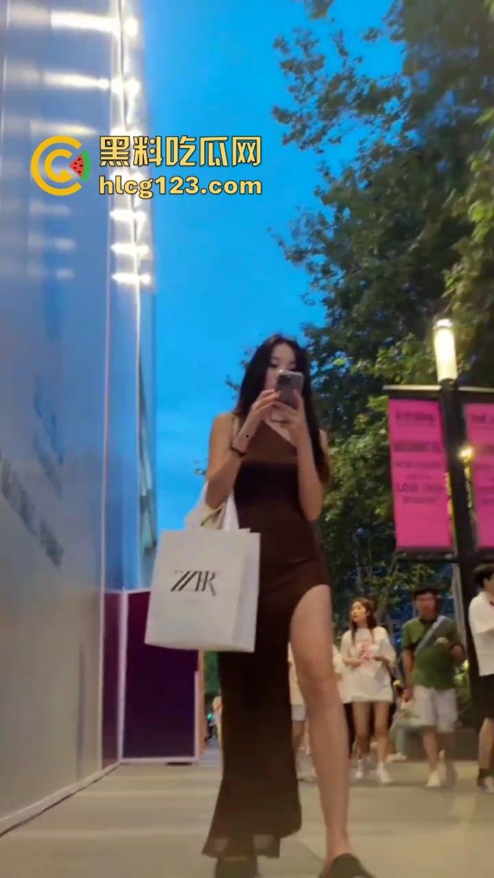 姑娘你以为穿长裙就安全了？极品美女裙底被偷拍浑然不知 白色逼缝一览无余-1