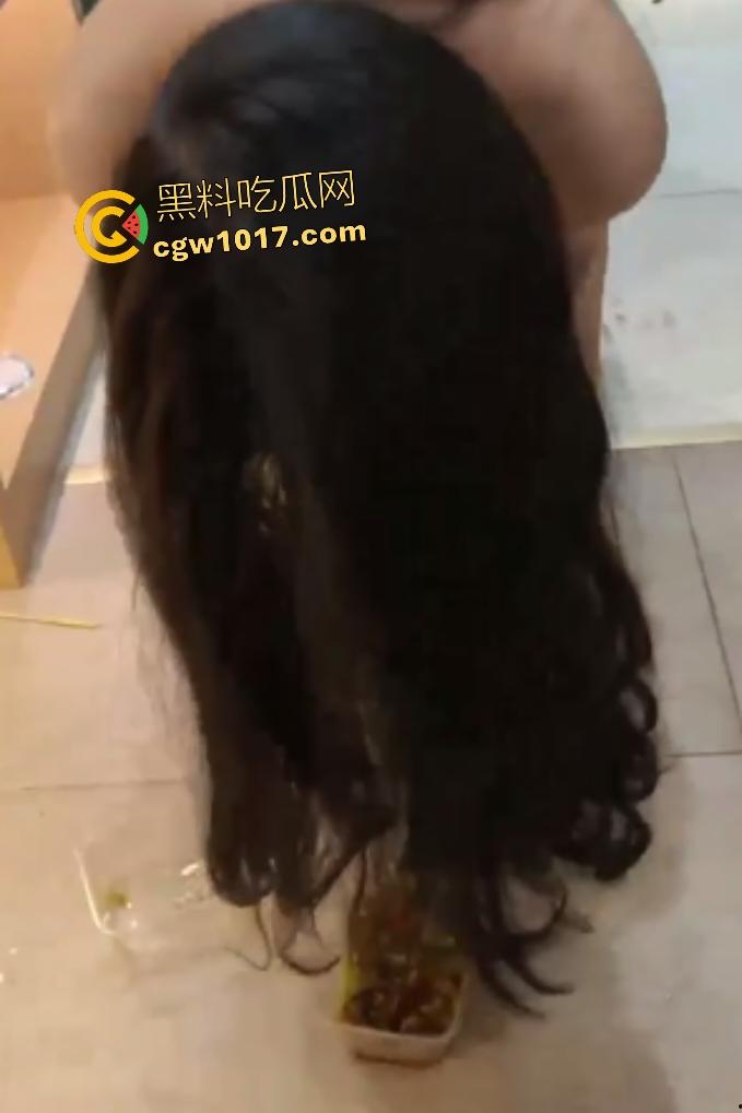女同调教把女奴当狗，女主光脚踩让跪地吃剩饭，狼吞虎咽吃下去，猫都比她过得好，钱多你也能养几只宠物！-3