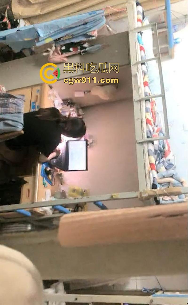 宁波工商学院巨乳母狗【赵瑜琳】舍友看综艺她直播扣逼自慰，淫语对话刺激炸裂，直接爱了！-4