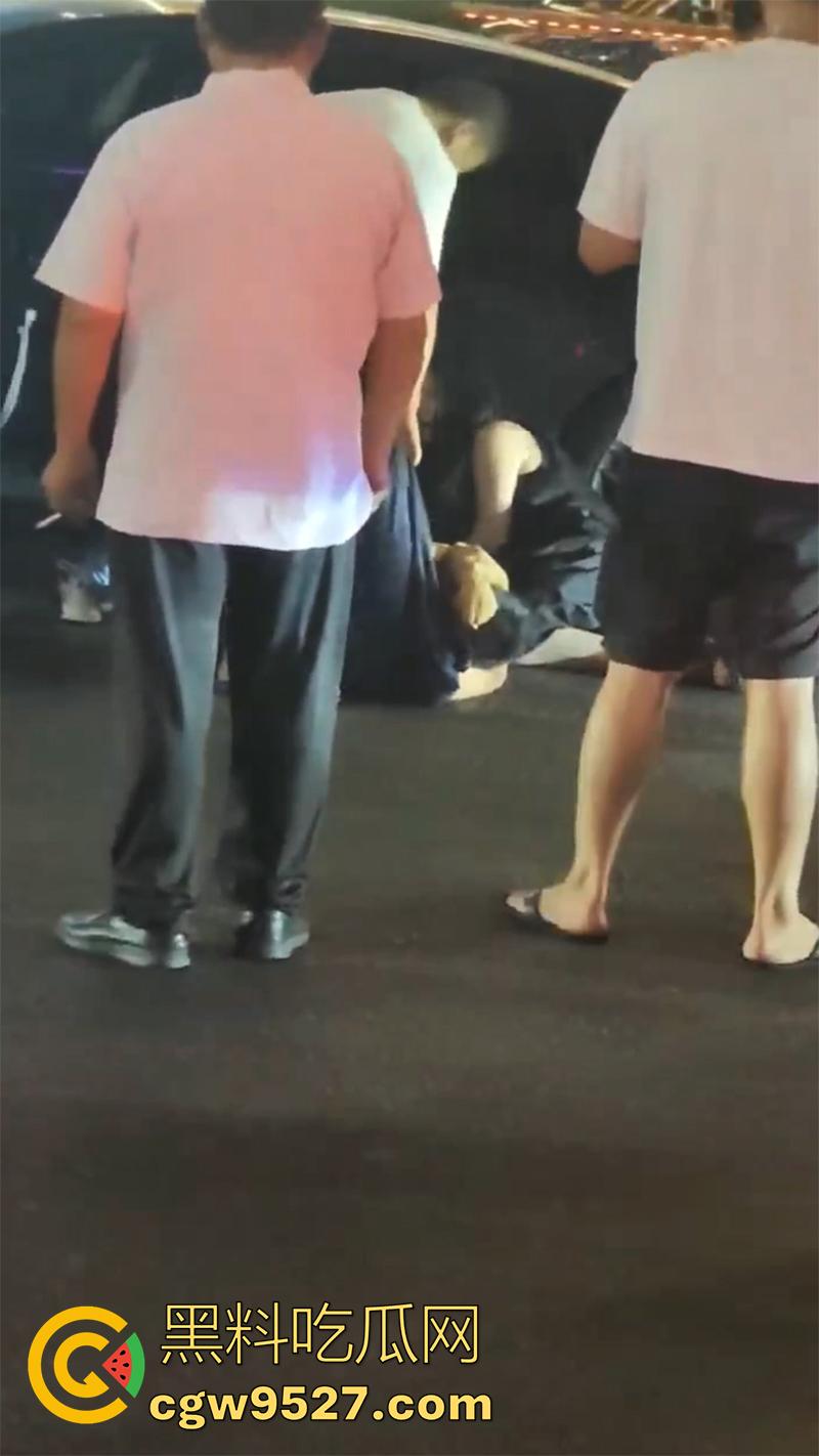 杭州某酒店门口，惊现捉奸名场面，男子抓到老婆出轨，当街疯狂殴打战斗力超群，拳拳到肉怒打奸夫！-8