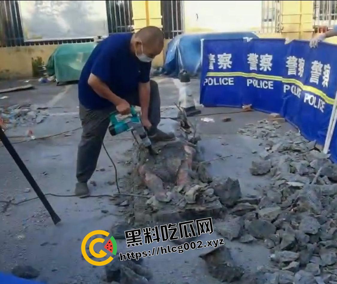 成都凯宾酒店打人柱  活生生打在水泥柱里 死不瞑目的残忍 现场视频流出-2