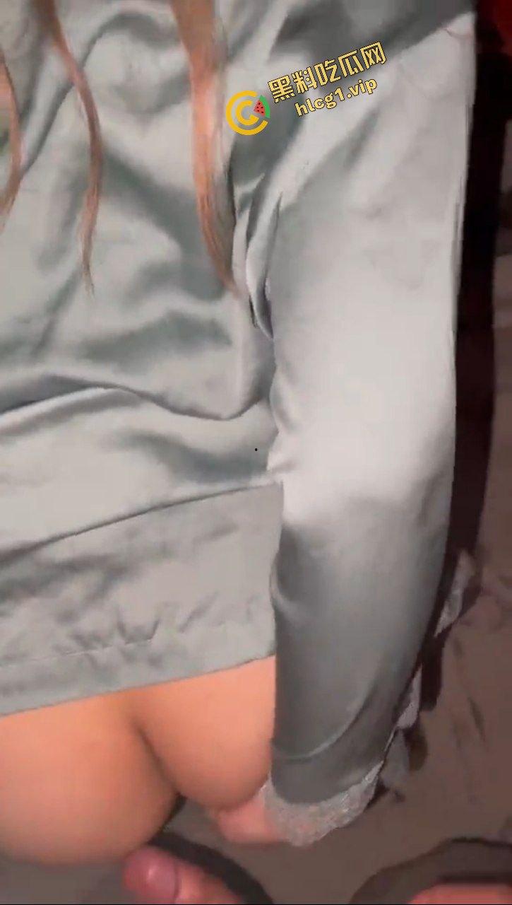 海南琼海人妻反差母狗『江晨』与男友房间后入爆操！骚语淫叫不断！-8