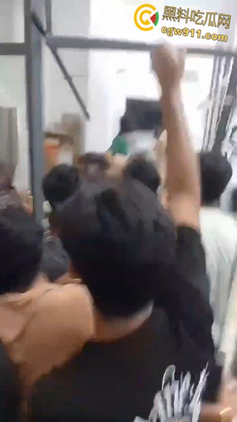 柬埔寨西港中国城凯博园区，印度人和巴基斯坦人聚众闹事，甚至出现打砸行为，惊动警察宪兵出动进行制止。-4