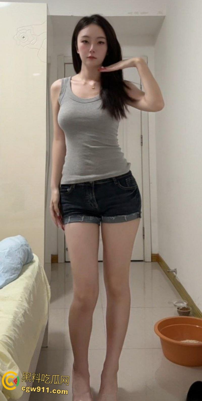 推特反差婊【不吃草莓】，大尺度露脸裸舞，美乳制服白虎母狗，开档黑丝劲爆骚舞，上演极致魅惑挑逗！-3