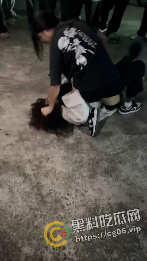 海丰县桥东精神小伙斗殴！采取1v1solo战 男生踩着头打 女生奶子都打出来了 最后还跟警察打 太嚣张了-1