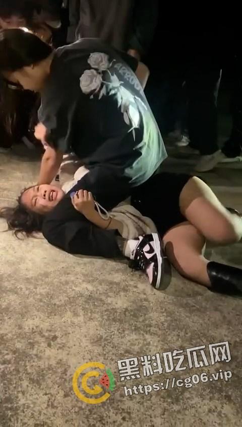 海丰县桥东精神小伙斗殴！采取1v1solo战 男生踩着头打 女生奶子都打出来了 最后还跟警察打 太嚣张了-2