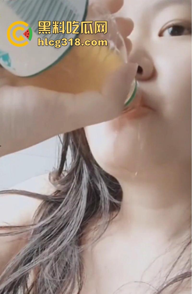 调教长春反差学妹【王丽颖】巨乳性瘾听话母狗，水瓶接尿自产自销，大口猛灌一饮而尽！-8
