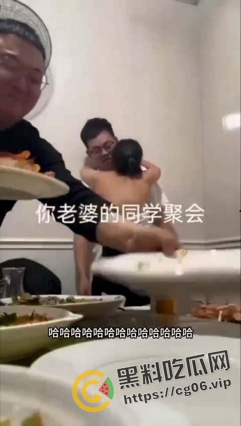 都说同学聚会不要录像了！少妇缠着上学时喜欢的男孩子不放 奶子都喂脸上了-3
