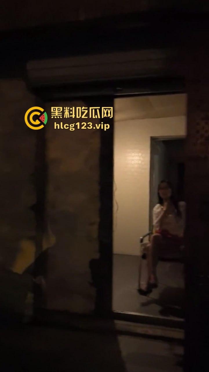 江苏无锡惊现“站街女” 成群结队的美女 上前一看发现她们不简单-5