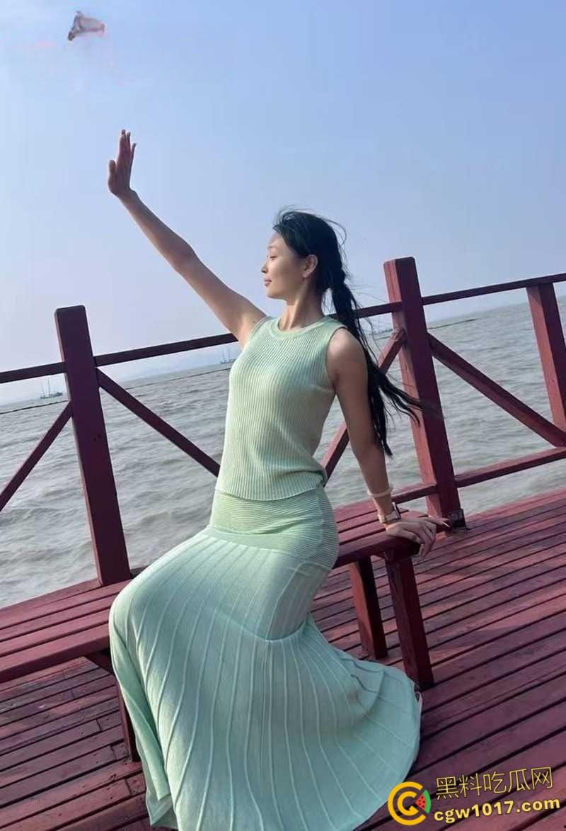 浙江海洋大学校花【王云】，不雅视频遭前男友曝光，翘臀调教写满淫语，主动塞屌被后入爆操，堪称极品精盆！-4