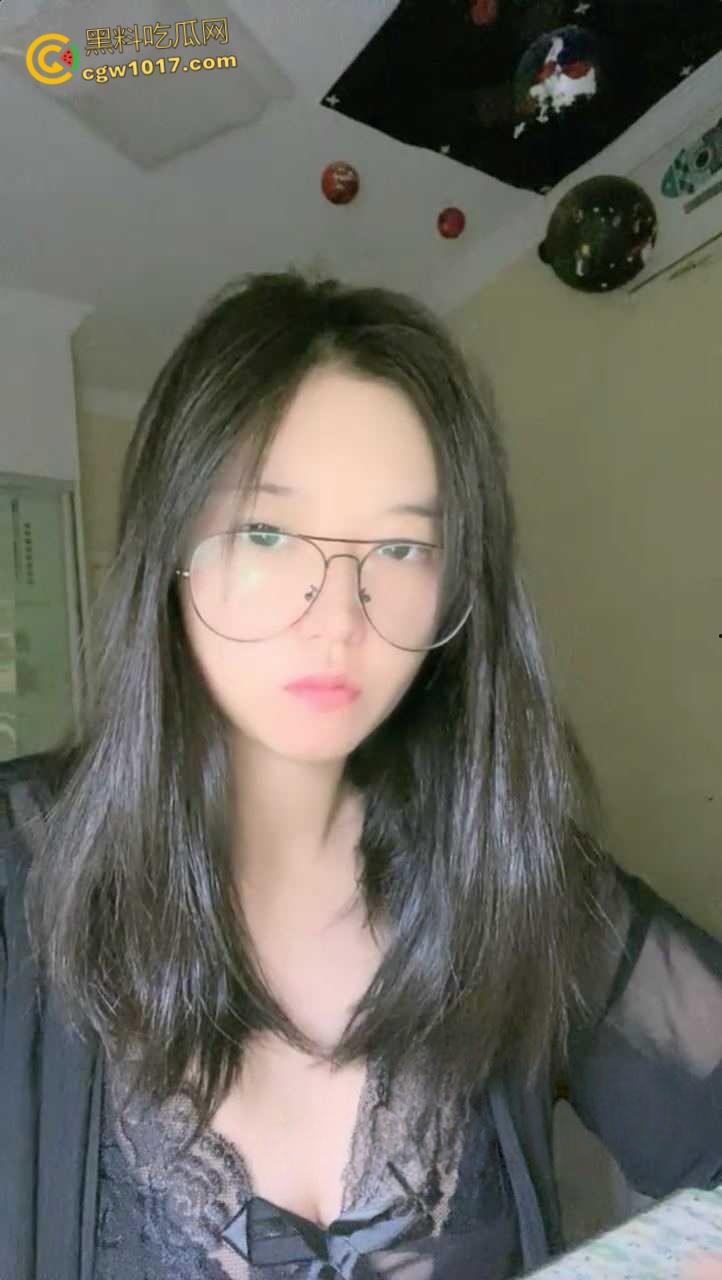 南京林业大学校花【何雯婷】，考研二战独居饥渴难耐，性感内裤塞个小玩具后继续学习，纯纯的清纯反差婊！-1