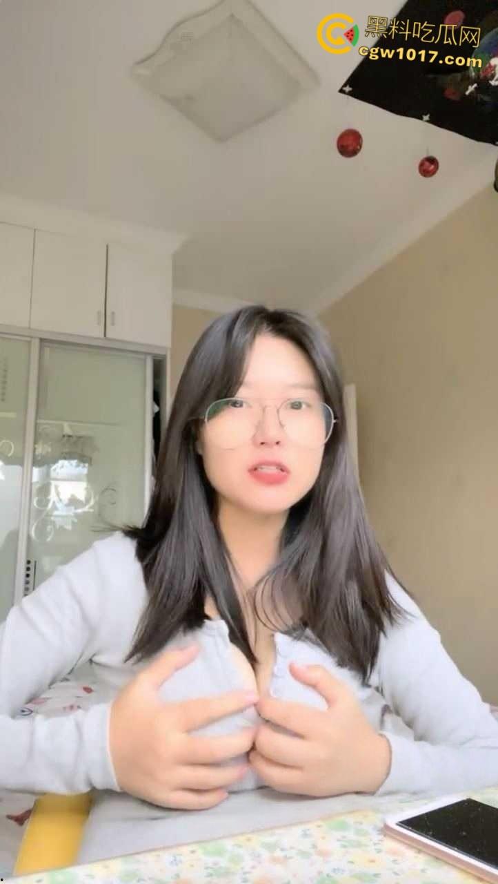 南京林业大学校花【何雯婷】，考研二战独居饥渴难耐，性感内裤塞个小玩具后继续学习，纯纯的清纯反差婊！-2