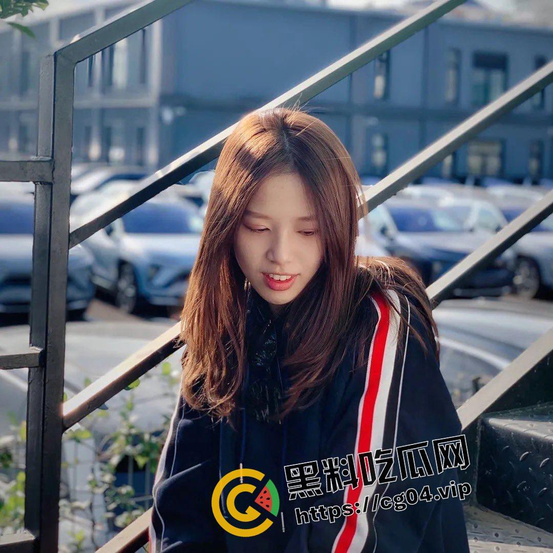 武汉大学大三反差婊学姐和摄影学弟不得不说的事情 学姐 如果我说我说我脱下你的裤子是为了艺术 你会相信吗-3