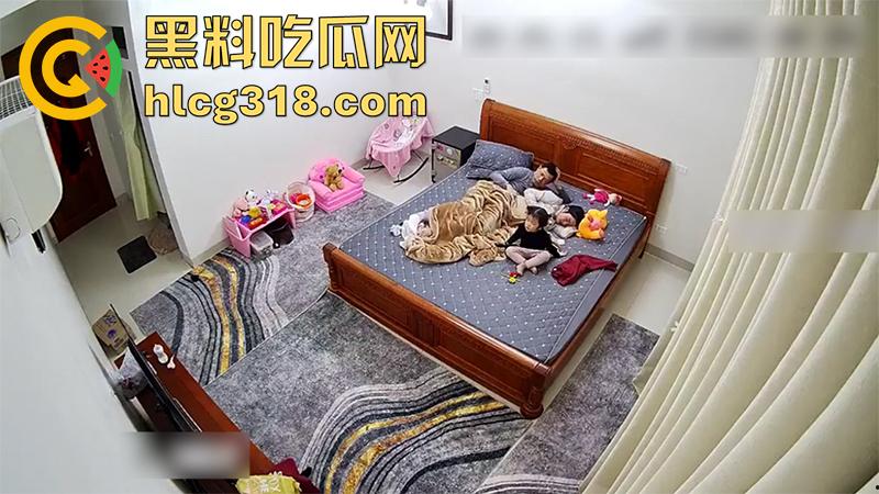 公公当着孩子面操儿媳，趁儿子不在家来到儿媳房间，借口看孙女实际操儿媳，监控拍下做爱现场！-1