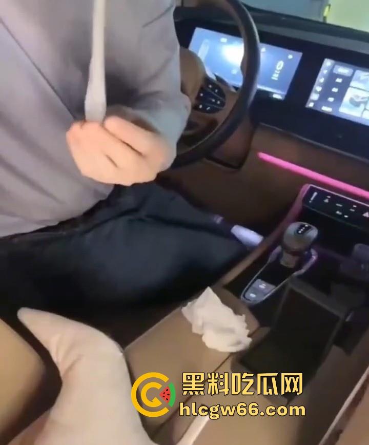 绿帽奴的高超境界 车载冰箱里不是放饮品的而是冷藏着老婆用过的避孕套 没事就拿出来嗦两口！-4