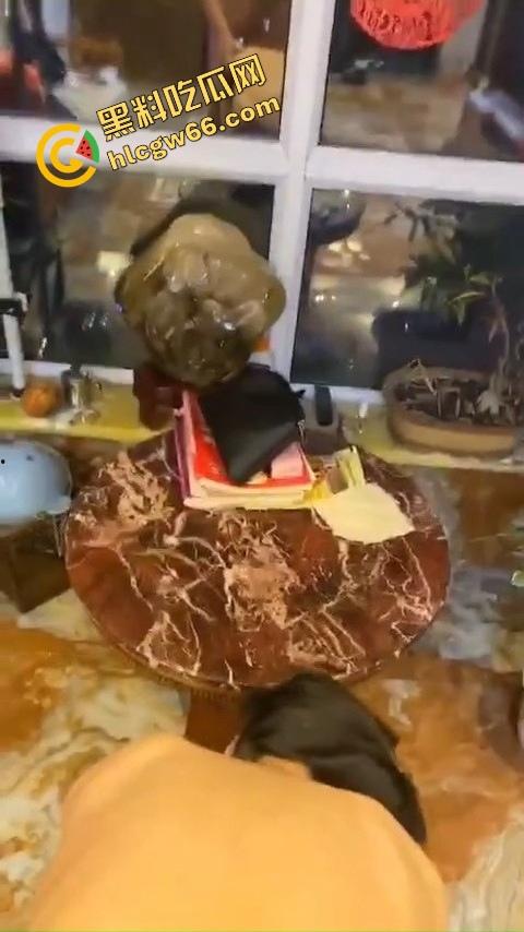 郑州城北软饭哥包养骚货小蜜，一周七天不让下床，逼被干到翻肿发热，肿了反而更紧，操起来像夹了个吸盘！-5