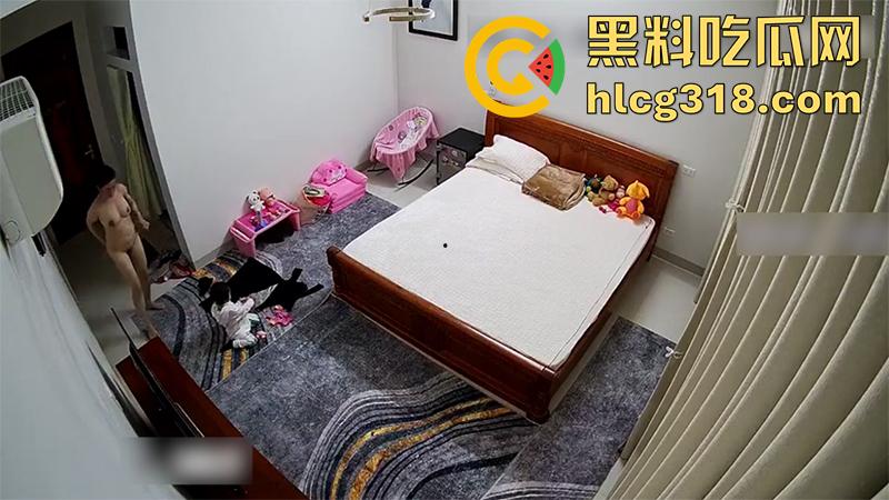 公公当着孩子面操儿媳，趁儿子不在家来到儿媳房间，借口看孙女实际操儿媳，监控拍下做爱现场！-7