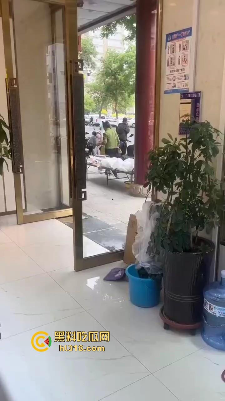 大屌老头街头撸管震惊路人，手握粗长肉棒猛甩，虽然尺寸惊人但我还是确信瓜友们的都比他的大很多！-1