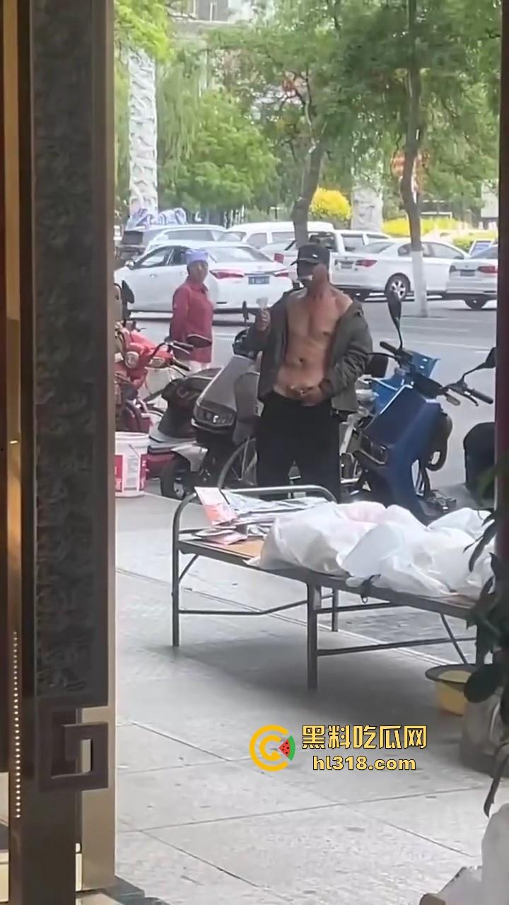 大屌老头街头撸管震惊路人，手握粗长肉棒猛甩，虽然尺寸惊人但我还是确信瓜友们的都比他的大很多！-7