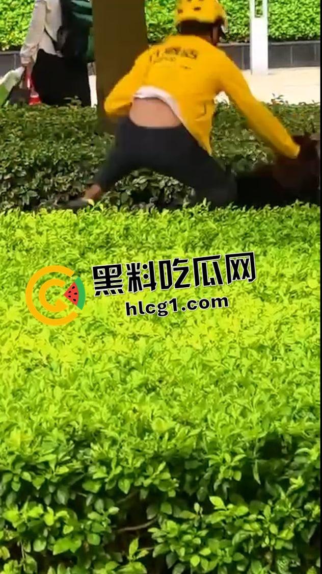 南宁爱情故事 外卖员和女友的街头感情纠纷 看来送再多外卖也留不住你-1