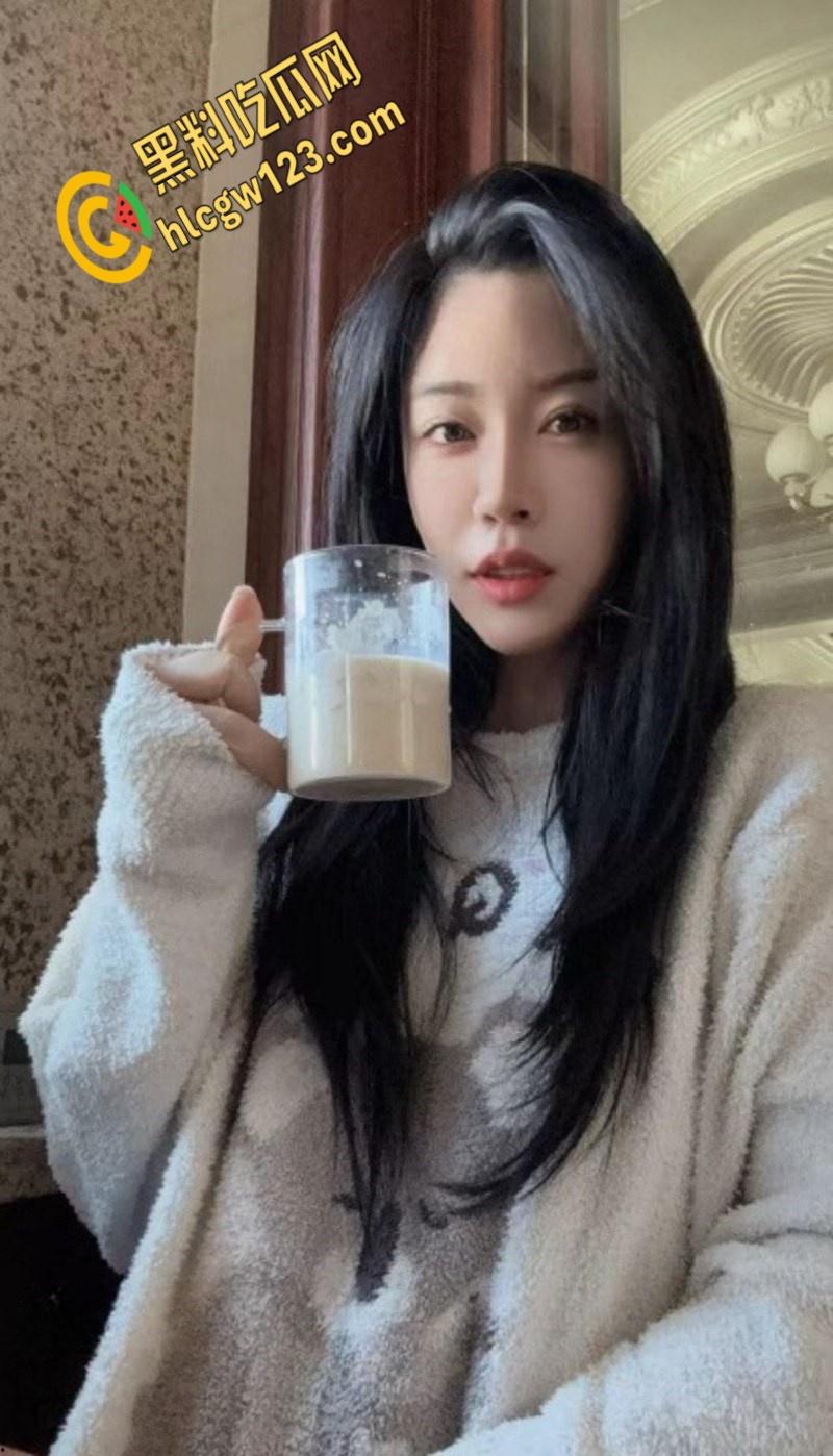 上海静安区少儿频道主持人和19岁女儿一起服侍金主视频曝光轮流吃屌被土豪爆操！-1