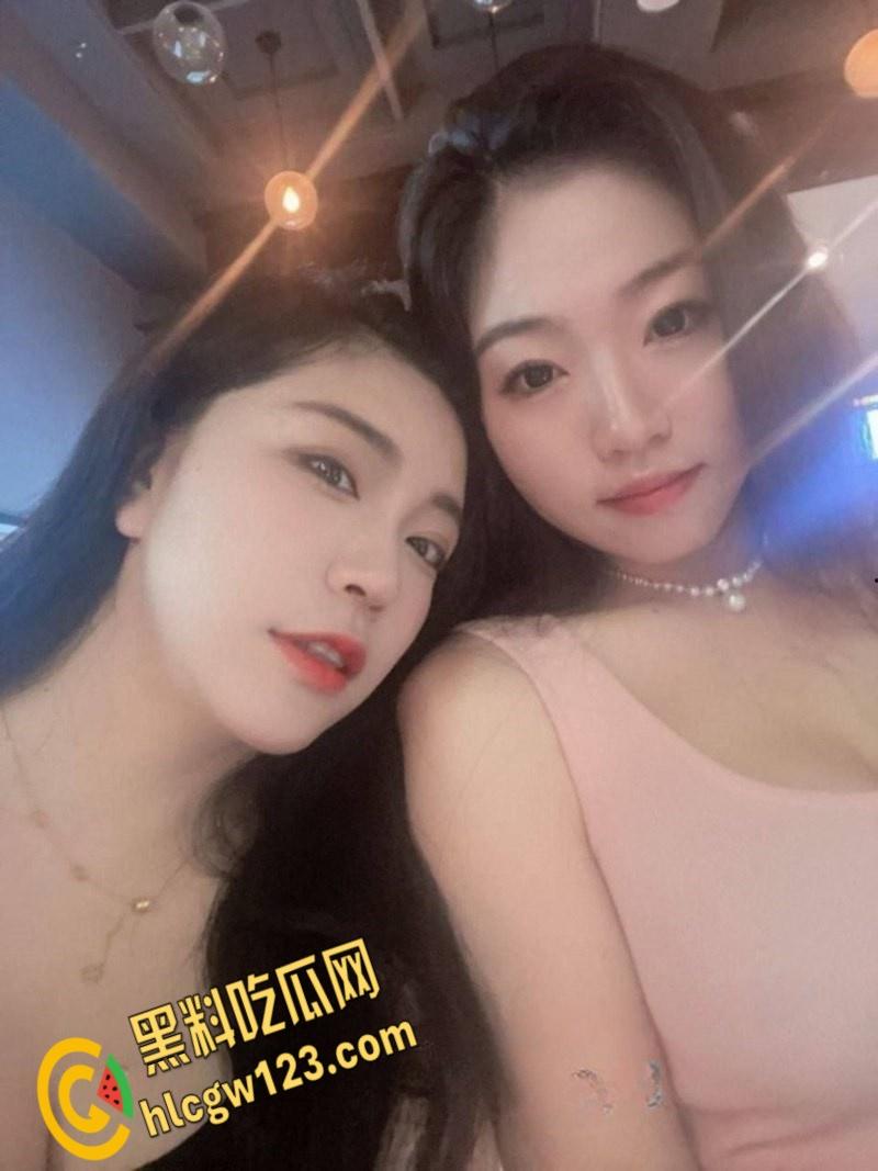 上海静安区少儿频道主持人和19岁女儿一起服侍金主视频曝光轮流吃屌被土豪爆操！-2