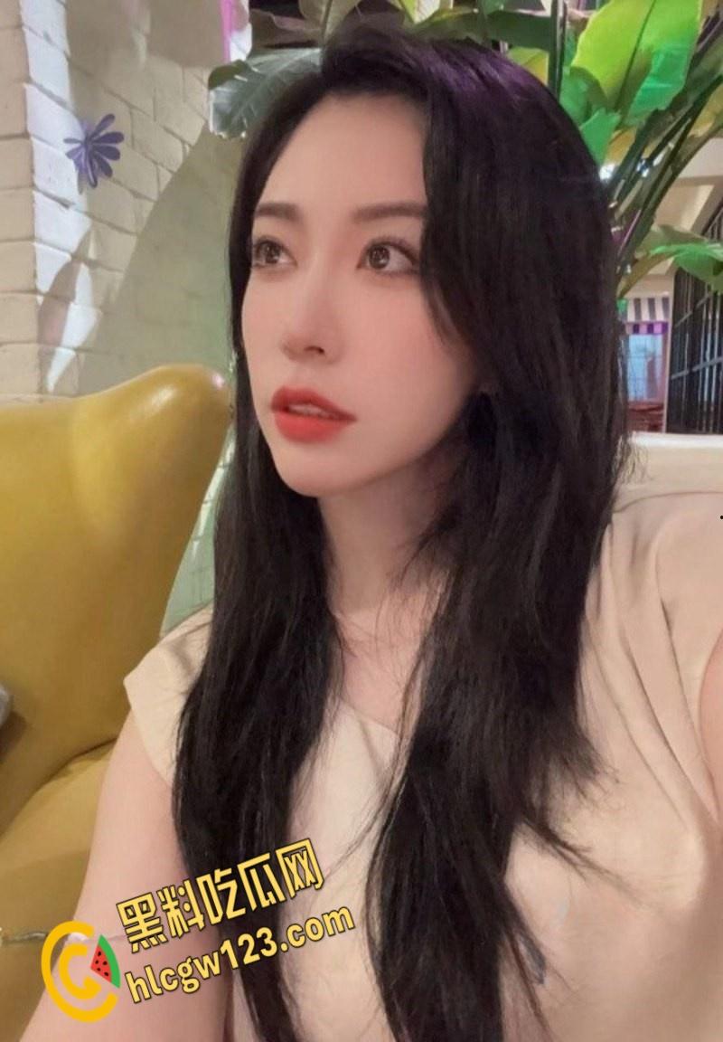 上海静安区少儿频道主持人和19岁女儿一起服侍金主视频曝光轮流吃屌被土豪爆操！-4