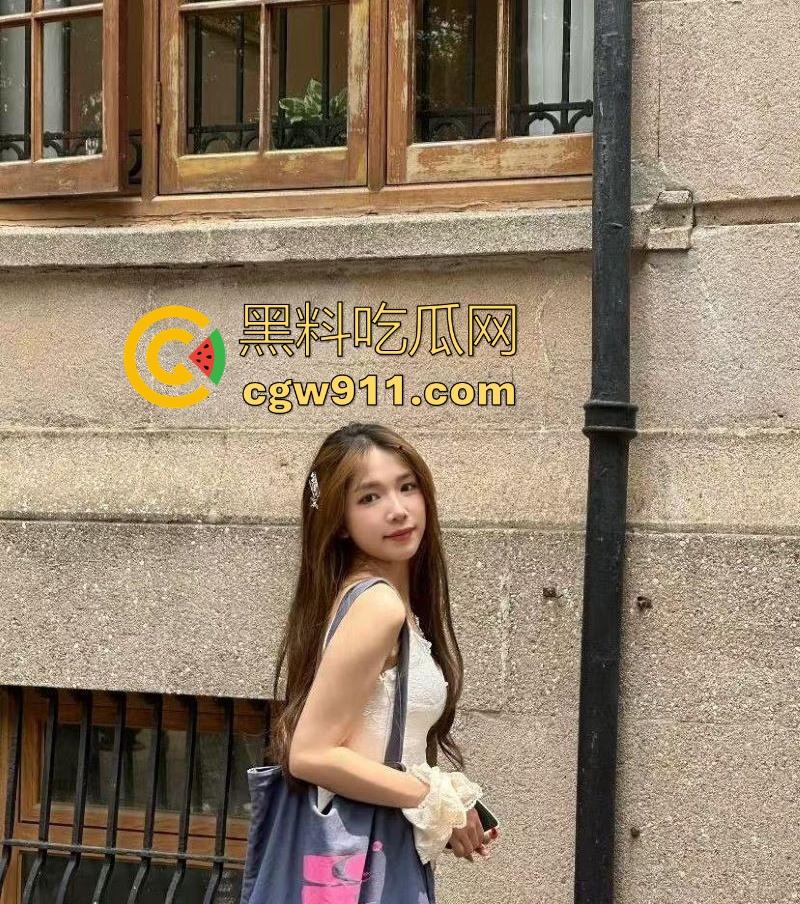 3000元一晚拿下江南大学【刘菲菲】长腿细腰小翘臀，B杯小乳粉嫩翘挺，从学霸到榨精尤物的转变！-6