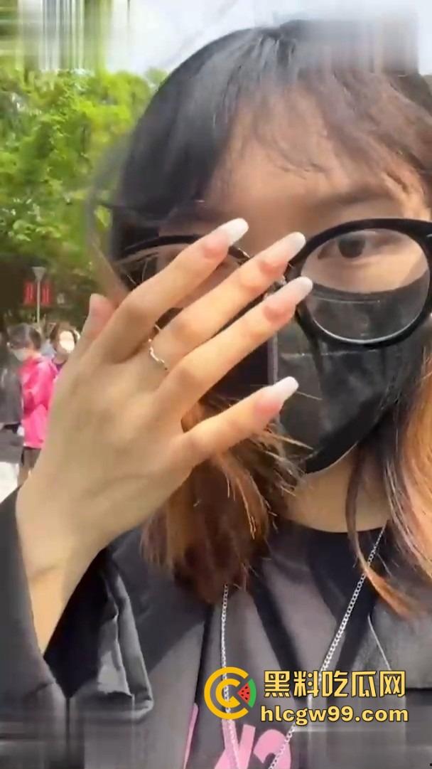 山西职校反差婊【樊亚娟】捂脸带眼镜装纯，摘了眼镜变骚母狗，馋鸡巴馋疯了！-1