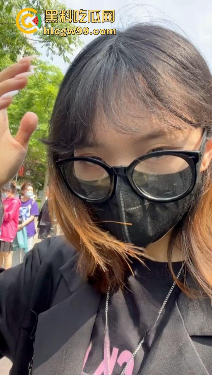 山西职校反差婊【樊亚娟】捂脸带眼镜装纯，摘了眼镜变骚母狗，馋鸡巴馋疯了！-4