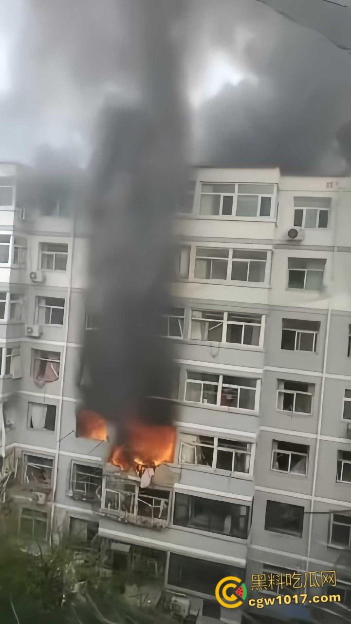 河北张家口钢鑫小区，突发惊天爆炸疑似燃气泄漏，爆炸冲击波震碎周边窗户玻璃，楼体墙面崩裂变形！-2