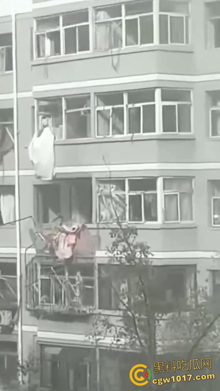 河北张家口钢鑫小区，突发惊天爆炸疑似燃气泄漏，爆炸冲击波震碎周边窗户玻璃，楼体墙面崩裂变形！-5
