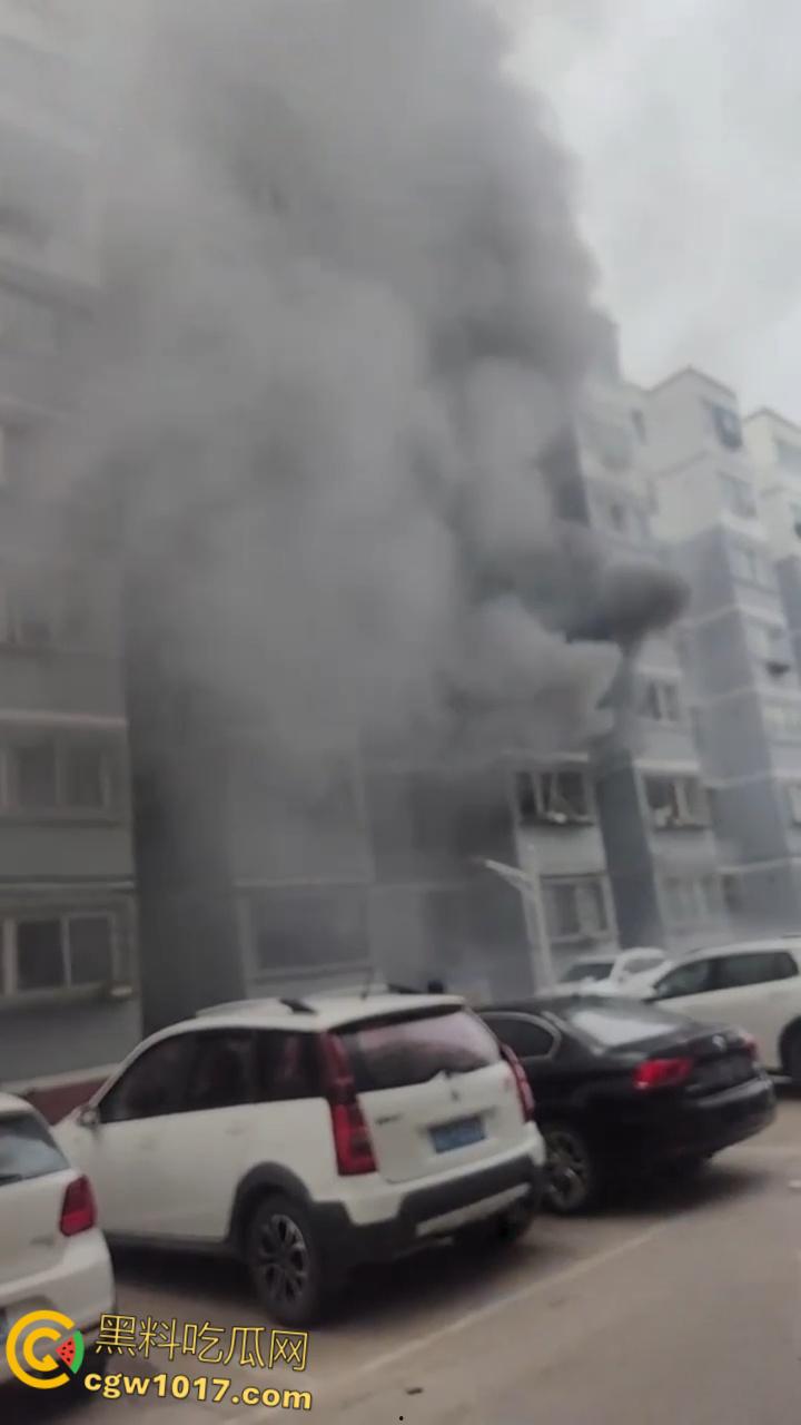 河北张家口钢鑫小区，突发惊天爆炸疑似燃气泄漏，爆炸冲击波震碎周边窗户玻璃，楼体墙面崩裂变形！-6